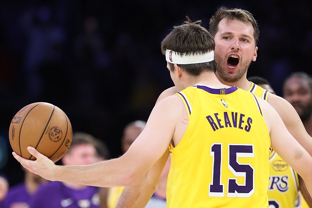 Doncic e Reaves brilham nos segundos finais e Lakers vencem Nuggets na prorrogação