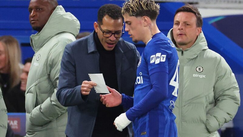 Técnico do Chelsea é criticado por entregar bilhete com instruções em derrota na Champions