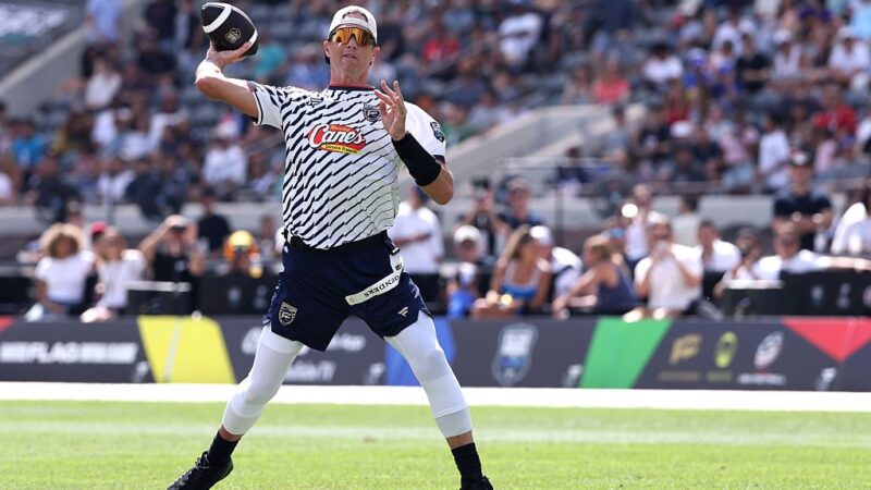 Tom Brady brilha com touchdown, mas astros da NFL são dominados em torneio de flag football