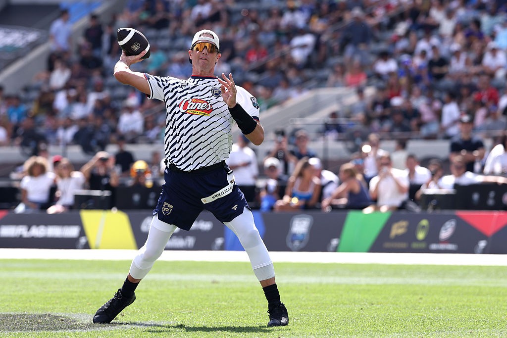 Tom Brady brilha com touchdown, mas astros da NFL são dominados em torneio de flag football