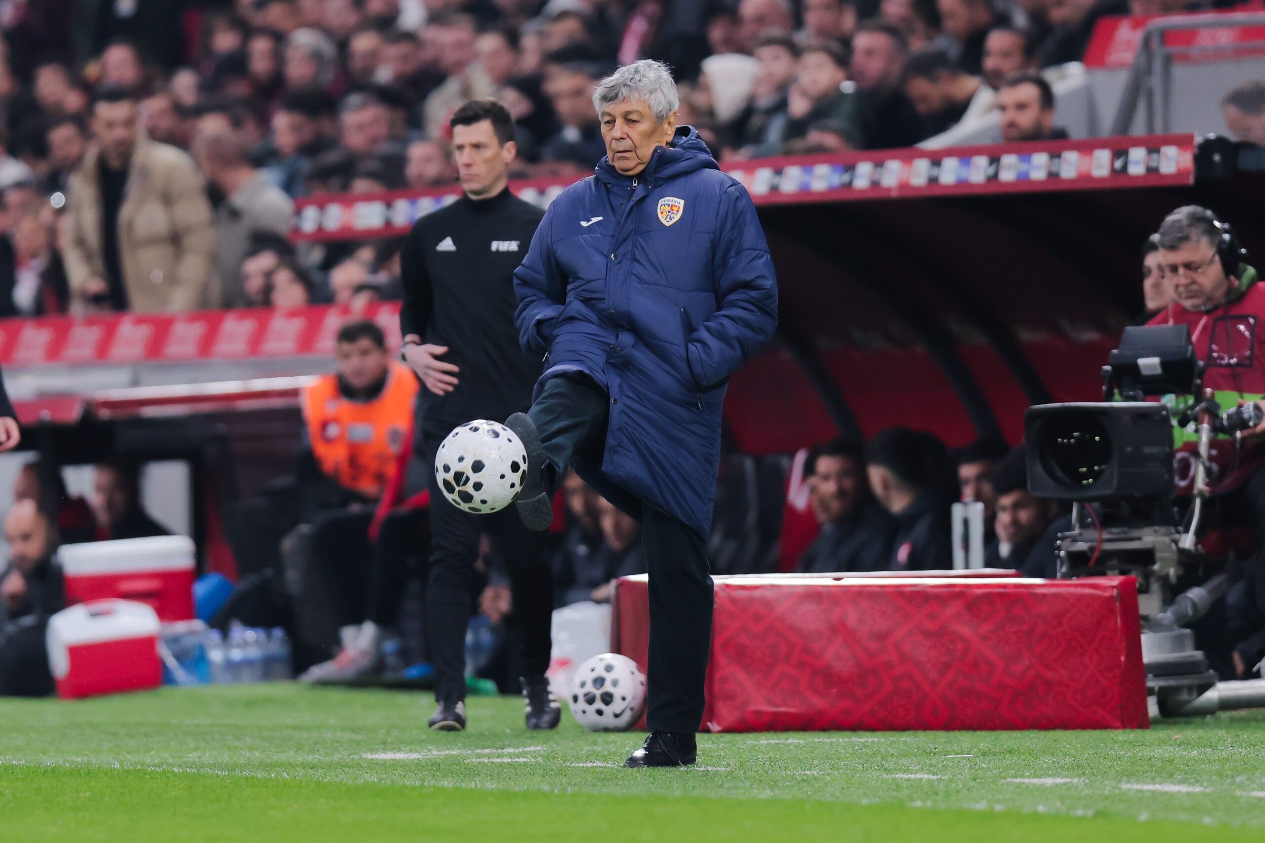 Técnico da Romênia e lenda do futebol local, Lucescu desmaia em treino e é hospitalizado às pressas