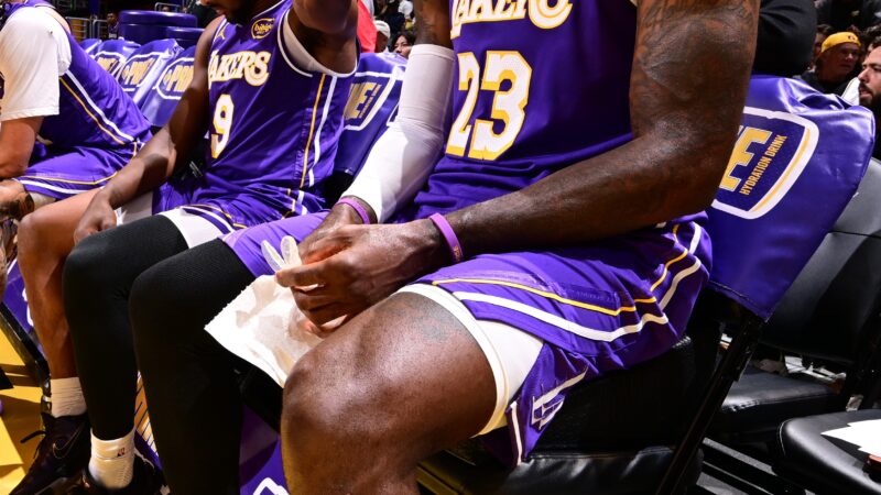 LeBron serve Bronny e consegue a 1ª assistência de pai para filho da história da NBA