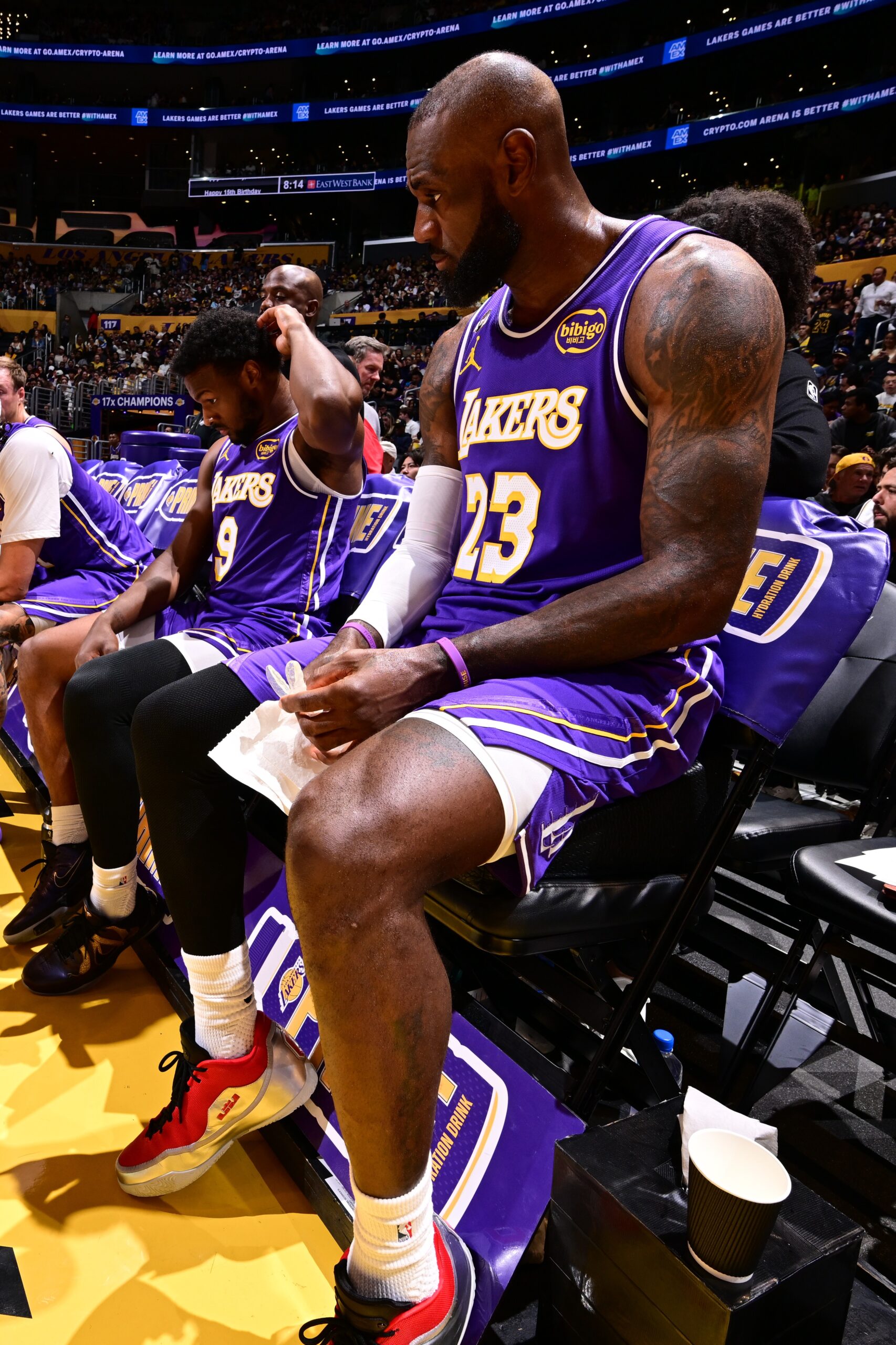 LeBron serve Bronny e consegue a 1ª assistência de pai para filho da história da NBA