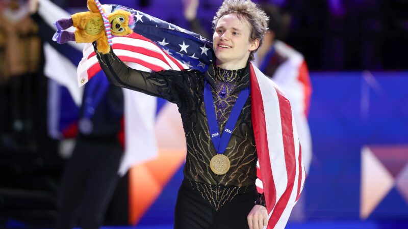Ilia Malinin é tricampeão mundial de patinação artística após decepção nas Olimpíadas
