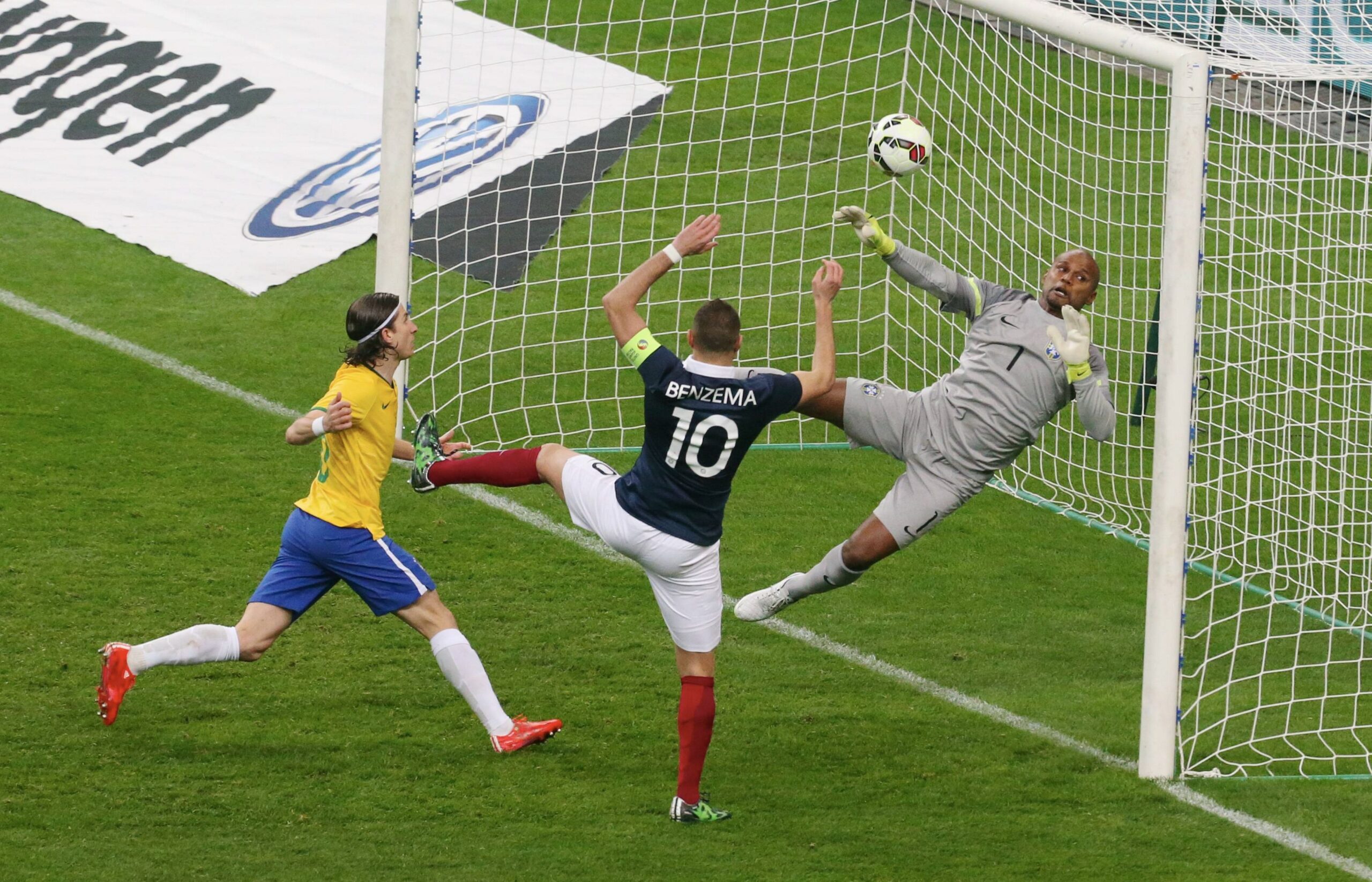 Gol de Neymar e defesaça que virou quadro: como foi o último Brasil x França, há exatos 11 anos