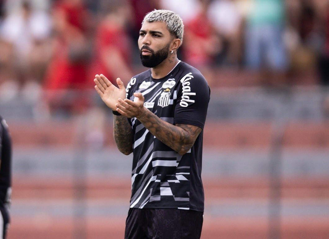 Artilheiro, garçom e capitão: Gabigol vira protagonista do Santos na ausência de Neymar
