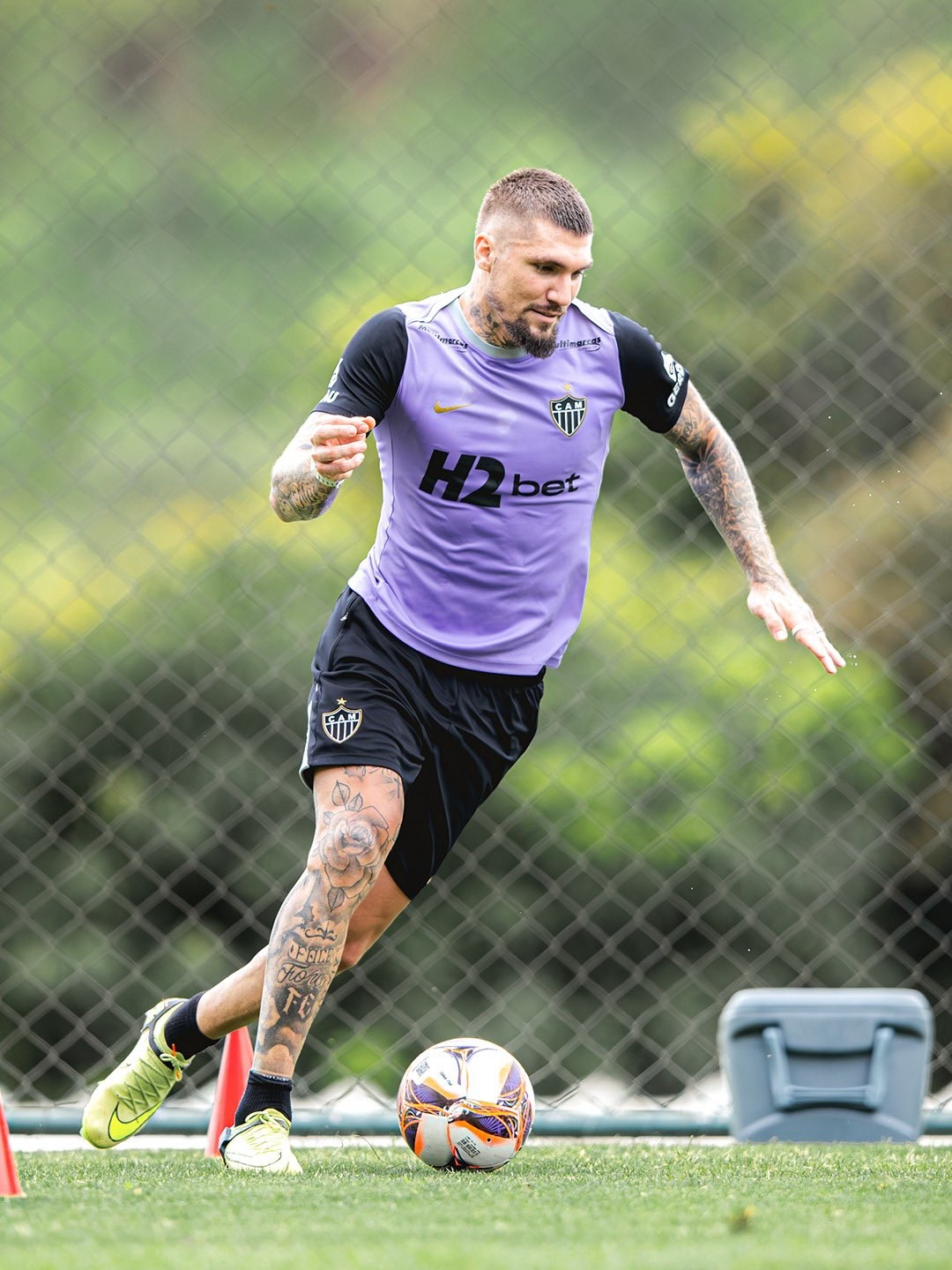 Lyanco volta aos treinos do Atlético-MG após se recuperar de ruptura no tendão de Aquiles