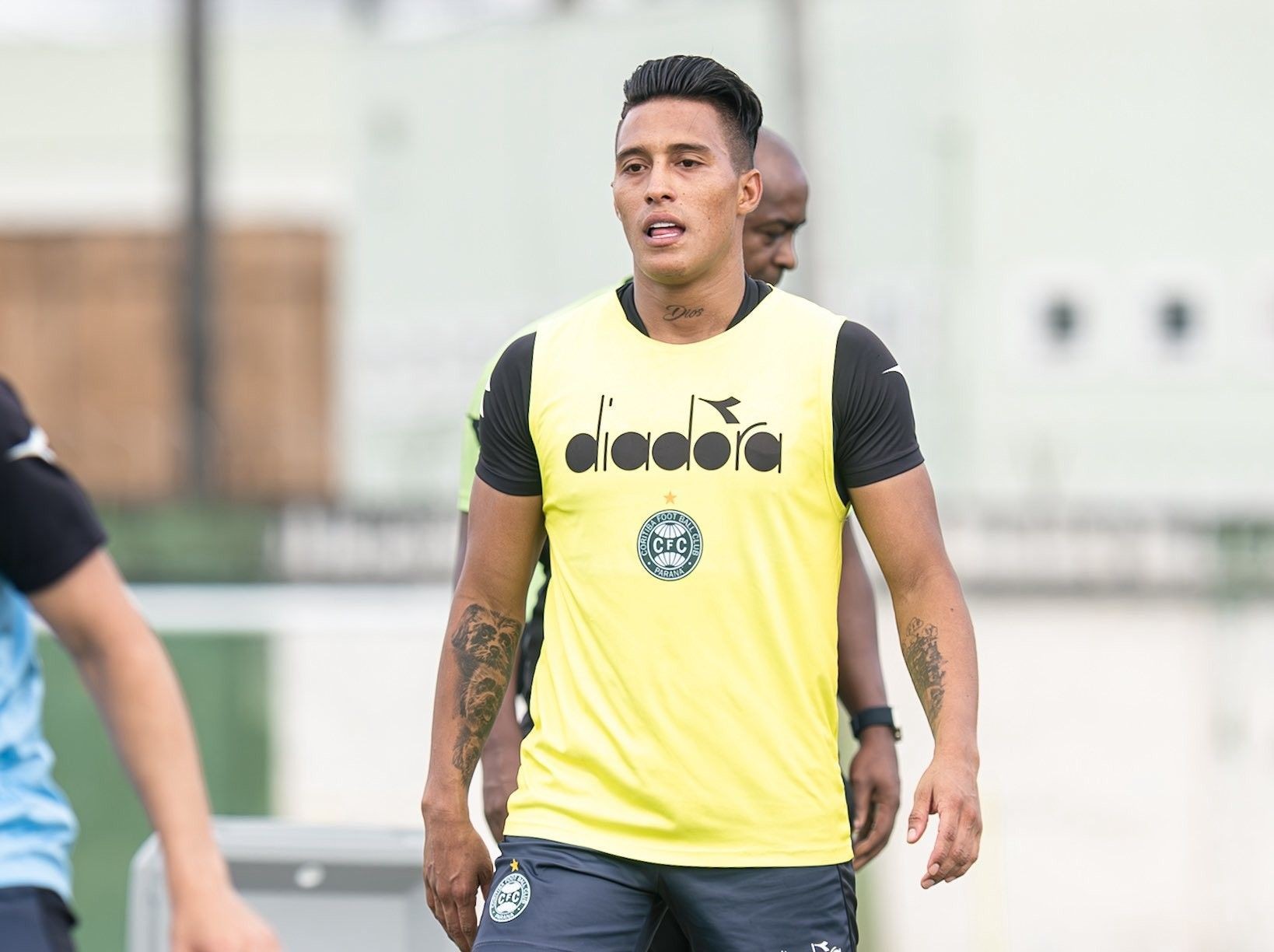 Capitão do Coritiba, Sebas Gómez treina com bola e volta a ser opção