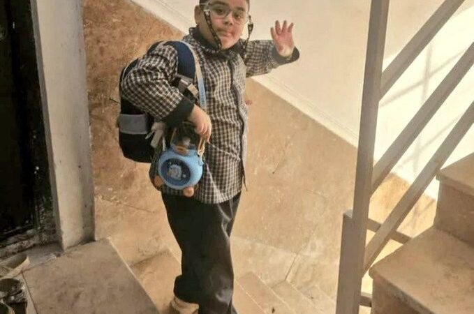 Foto de menino acenando para a mãe antes de morrer em ataque a escola no Irã viraliza
