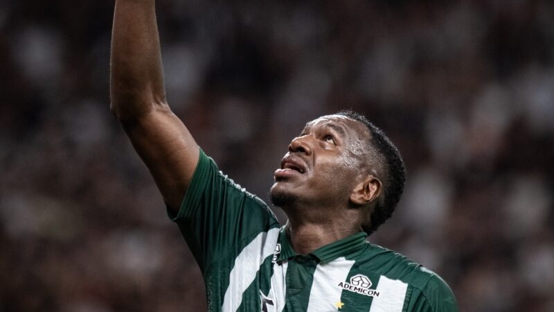 Zagueiro do Coritiba, Jacy recebe alta após ir parar no hospital em vitória contra o Corinthians