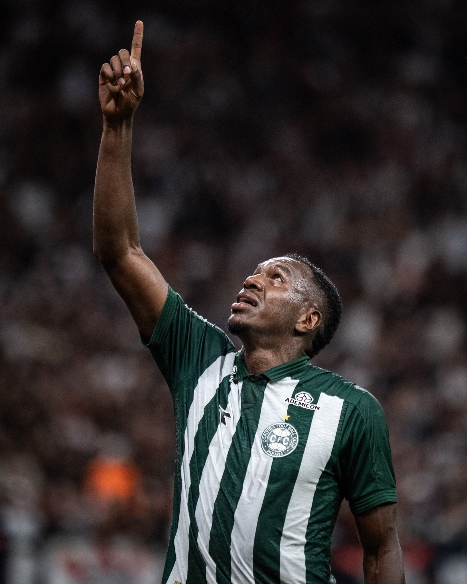 Zagueiro do Coritiba, Jacy recebe alta após ir parar no hospital em vitória contra o Corinthians
