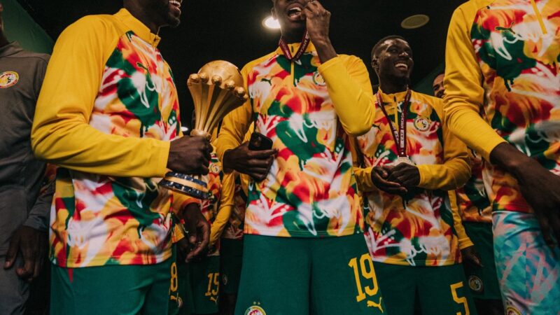 Senegal exibe troféu da Copa Africana de Nações em amistoso após ter título revogado