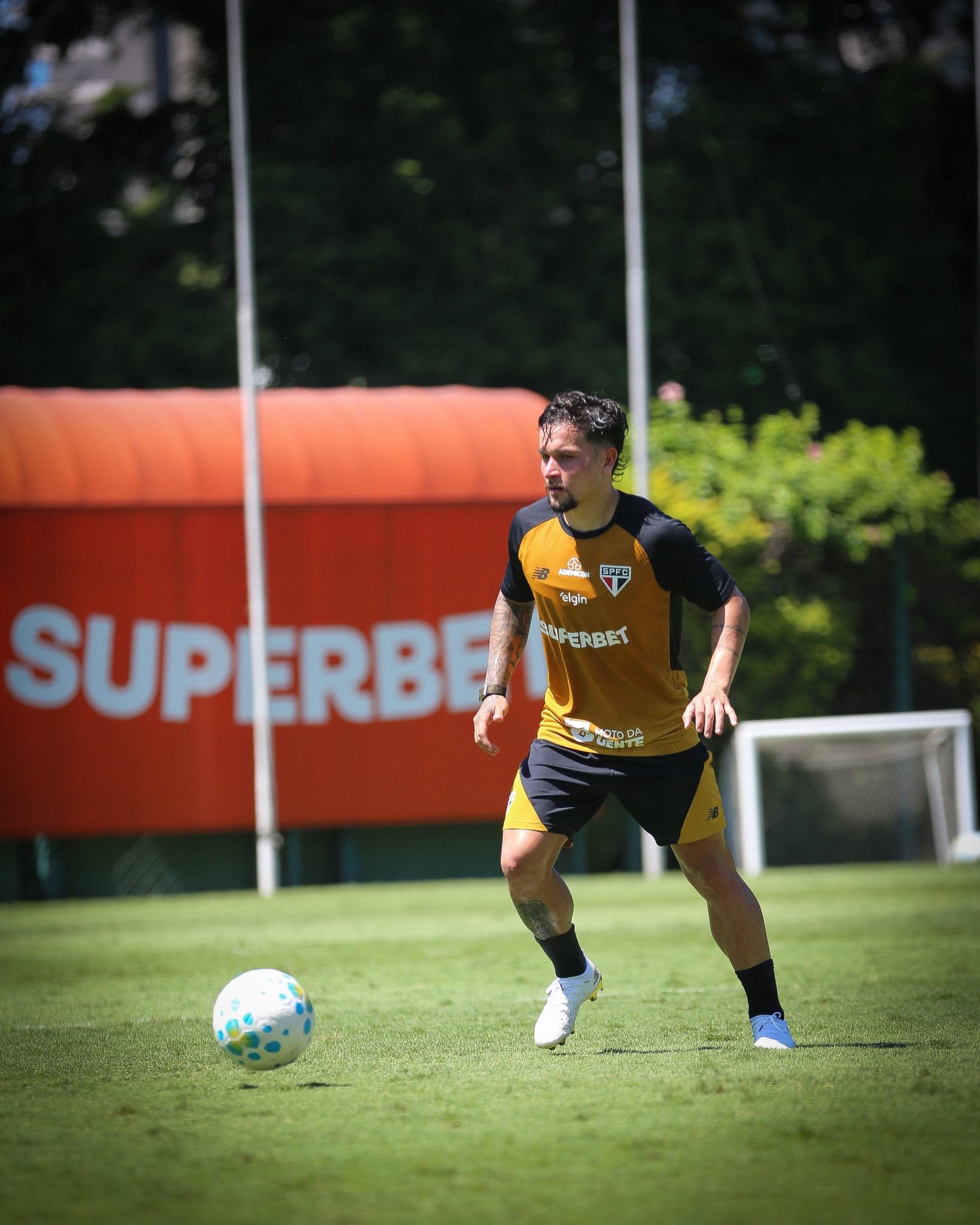 Artur aparece no BID e pode estrear pelo São Paulo contra o Inter