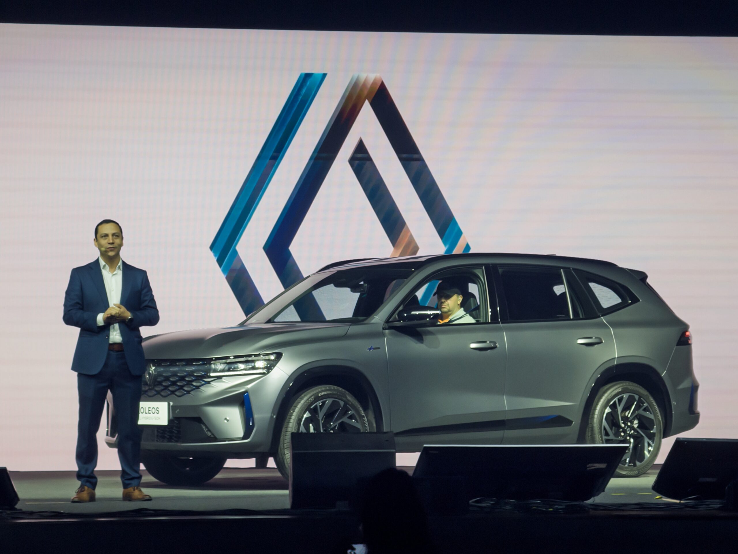 Com pressão das chinesas, Renault planeja metade das vendas em carros elétricos ou híbridos até 2030