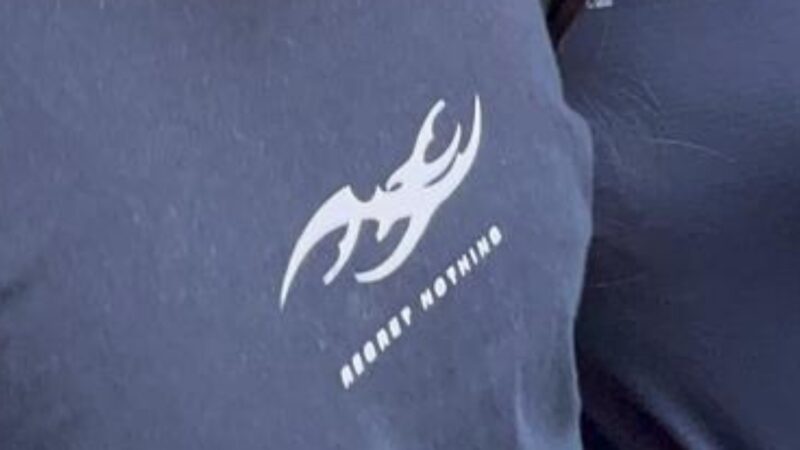 Renner deixa de vender camiseta com frase ‘Regret Nothing’, ligada a discurso misógino