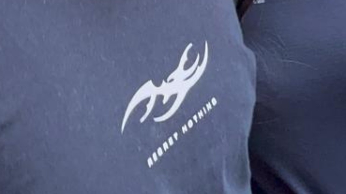 Renner deixa de vender camiseta com frase ‘Regret Nothing’, ligada a discurso misógino