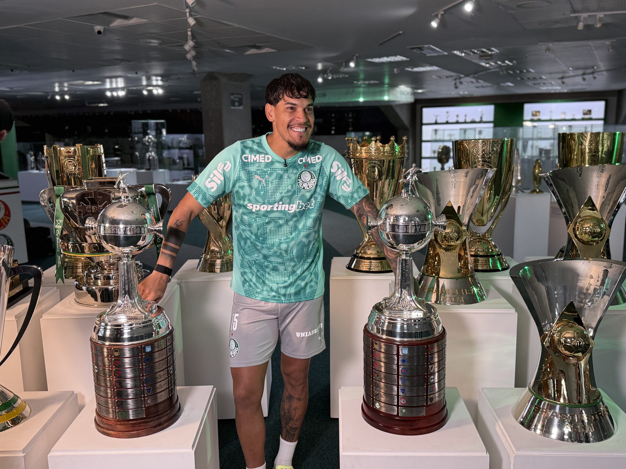 Maior campeão da história, Gómez visita suas 13 taças e diz por que Palmeiras é seu “lugar no mundo”