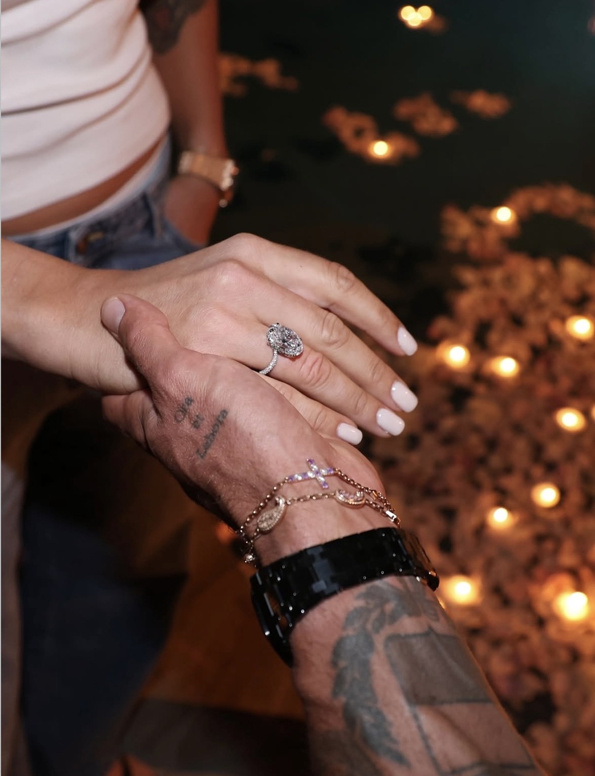 Sabalenka exibe para Djokovic o anel de R$ 3,9 milhões recebido de noivo brasileiro; veja vídeo