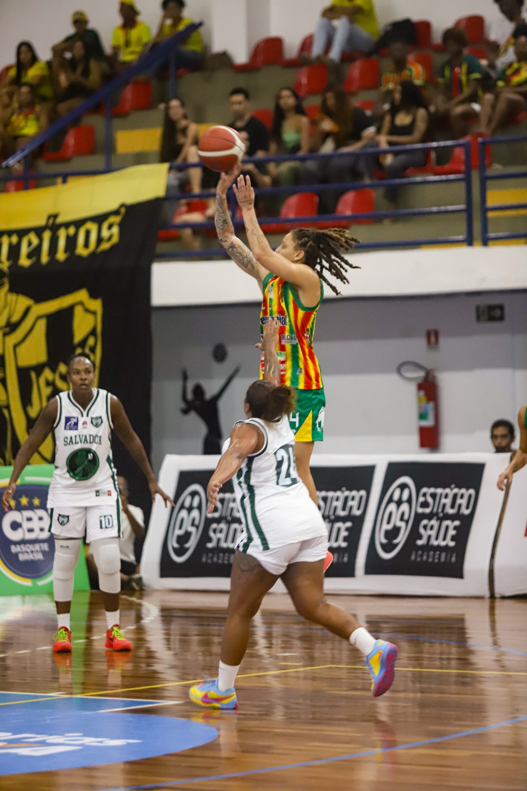 Com Gabi Guimarães como MVP, Sampaio vence Salvador na estreia da LBF 2026