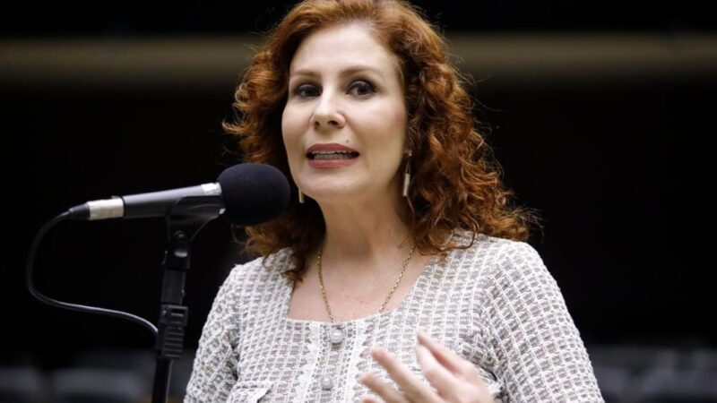 Defesa de Carla Zambelli recorre ao pedido de extradição na Itália; o que acontece agora?