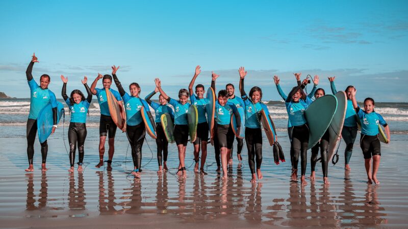 Primeiro negro campeão brasileiro de surfe, Jojó transforma vidas de jovens no litoral de SP