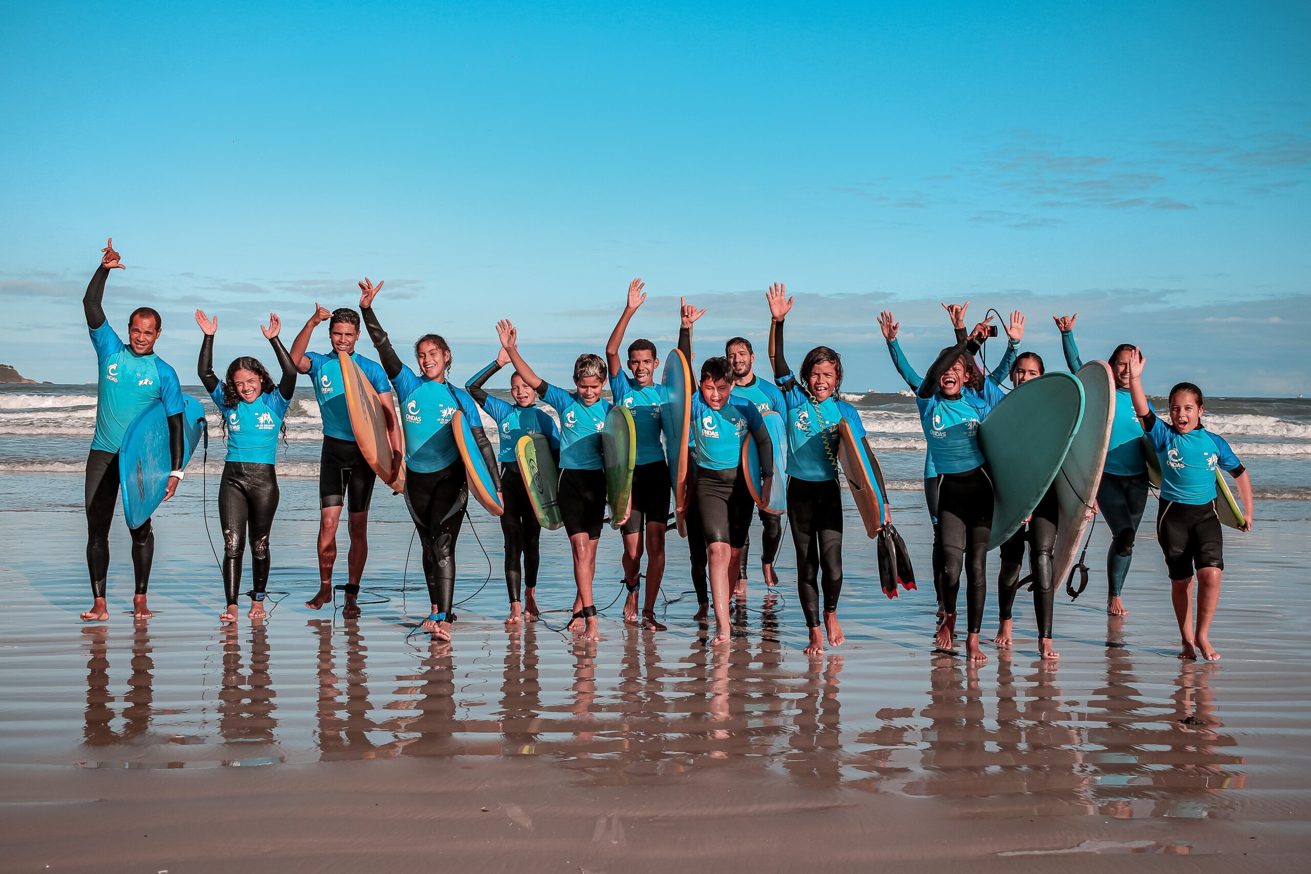 Primeiro negro campeão brasileiro de surfe, Jojó transforma vidas de jovens no litoral de SP