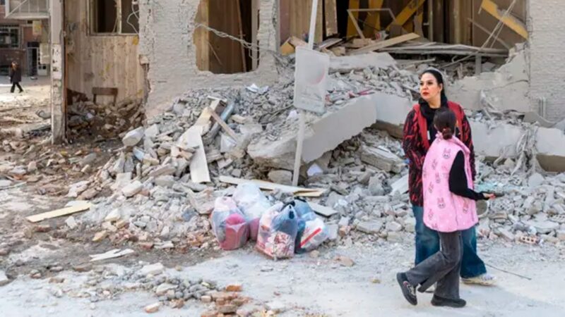 ‘Cada dia parece um mês’: iranianos descrevem rotina sob constante bombardeio dos EUA e de Israel