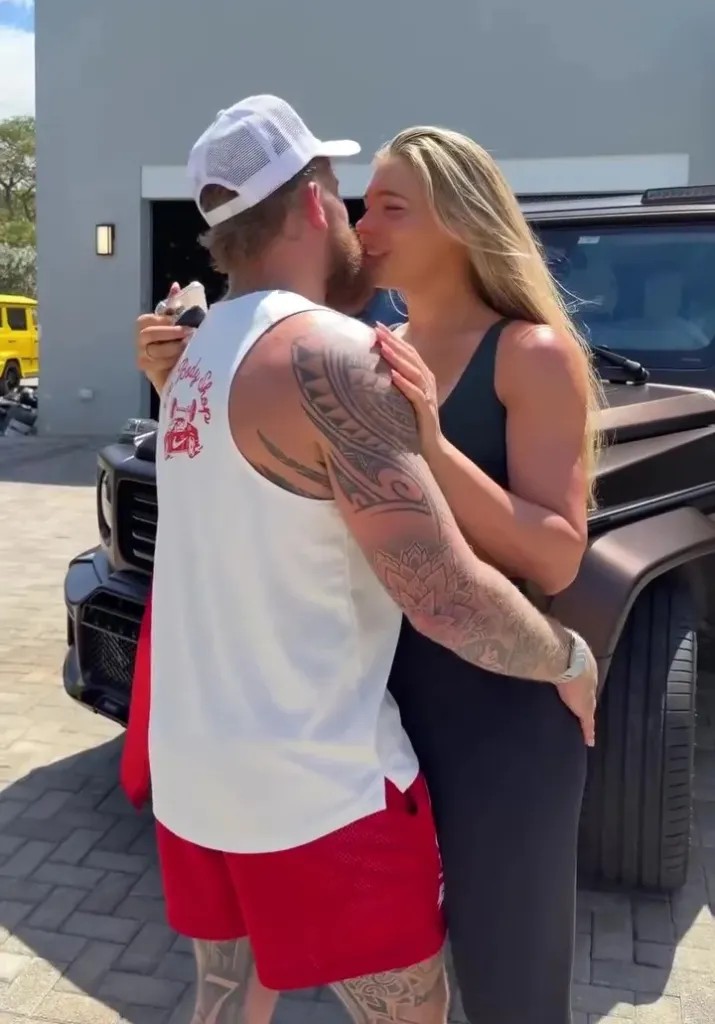 Jake Paul presenteia a noiva Jutta Leerdam com carrão de R$ 2,6 milhões