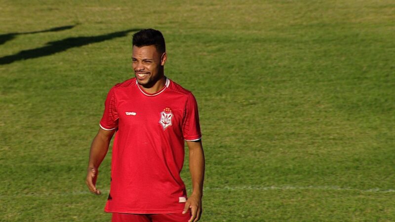 Lateral esquerdo, Elivelton, não se apresenta no Central e é dispensado