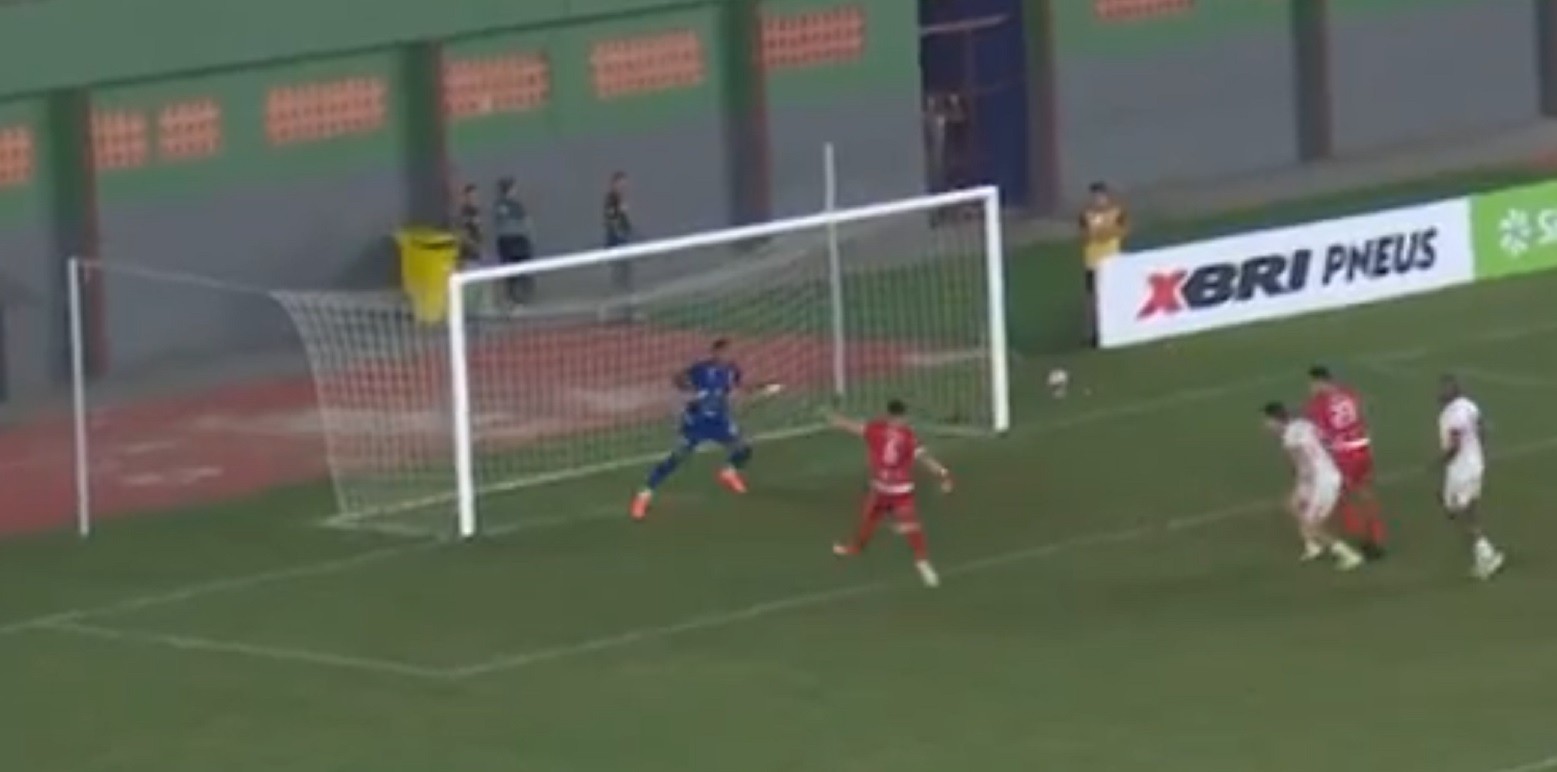 Lateral do Rio Branco-AC perde chance dentro da pequena área na decisão do Acreano; assista