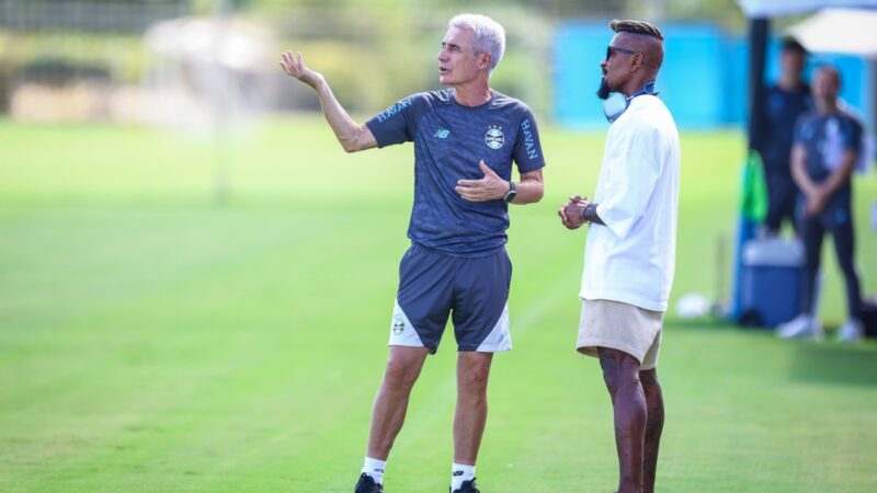 Zé Roberto visita CT do Grêmio e conversa com Luís Castro