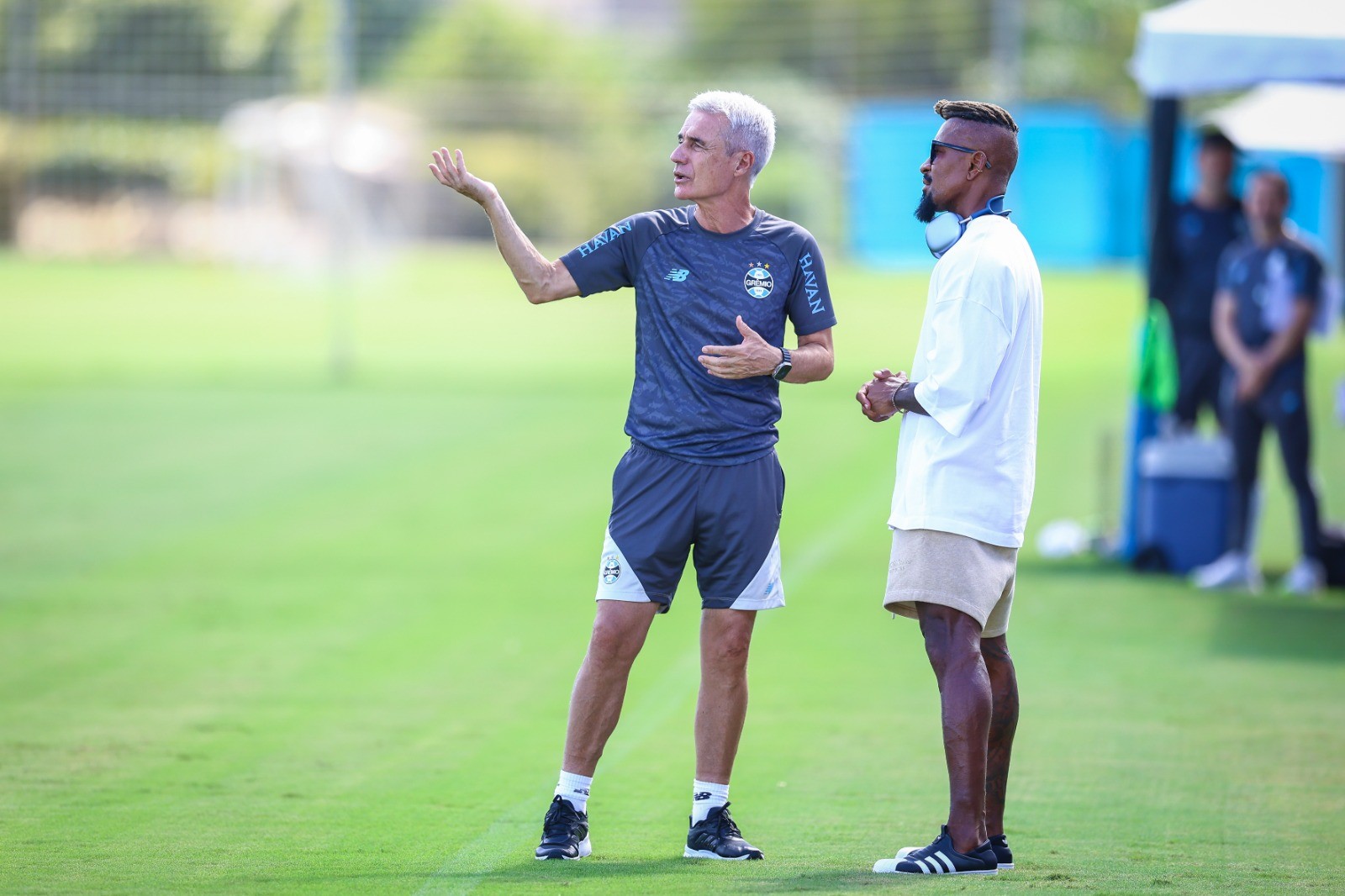 Zé Roberto visita CT do Grêmio e conversa com Luís Castro