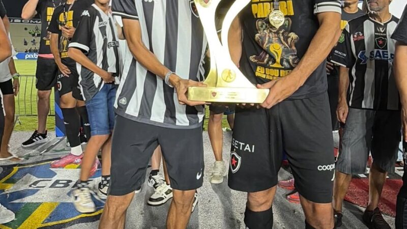 Rolê aleatório? Luva de Pedreiro comemora título do Botafogo-PB no estilo Cristiano Ronaldo; veja