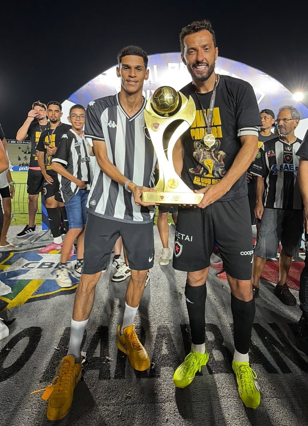 Rolê aleatório? Luva de Pedreiro comemora título do Botafogo-PB no estilo Cristiano Ronaldo; veja