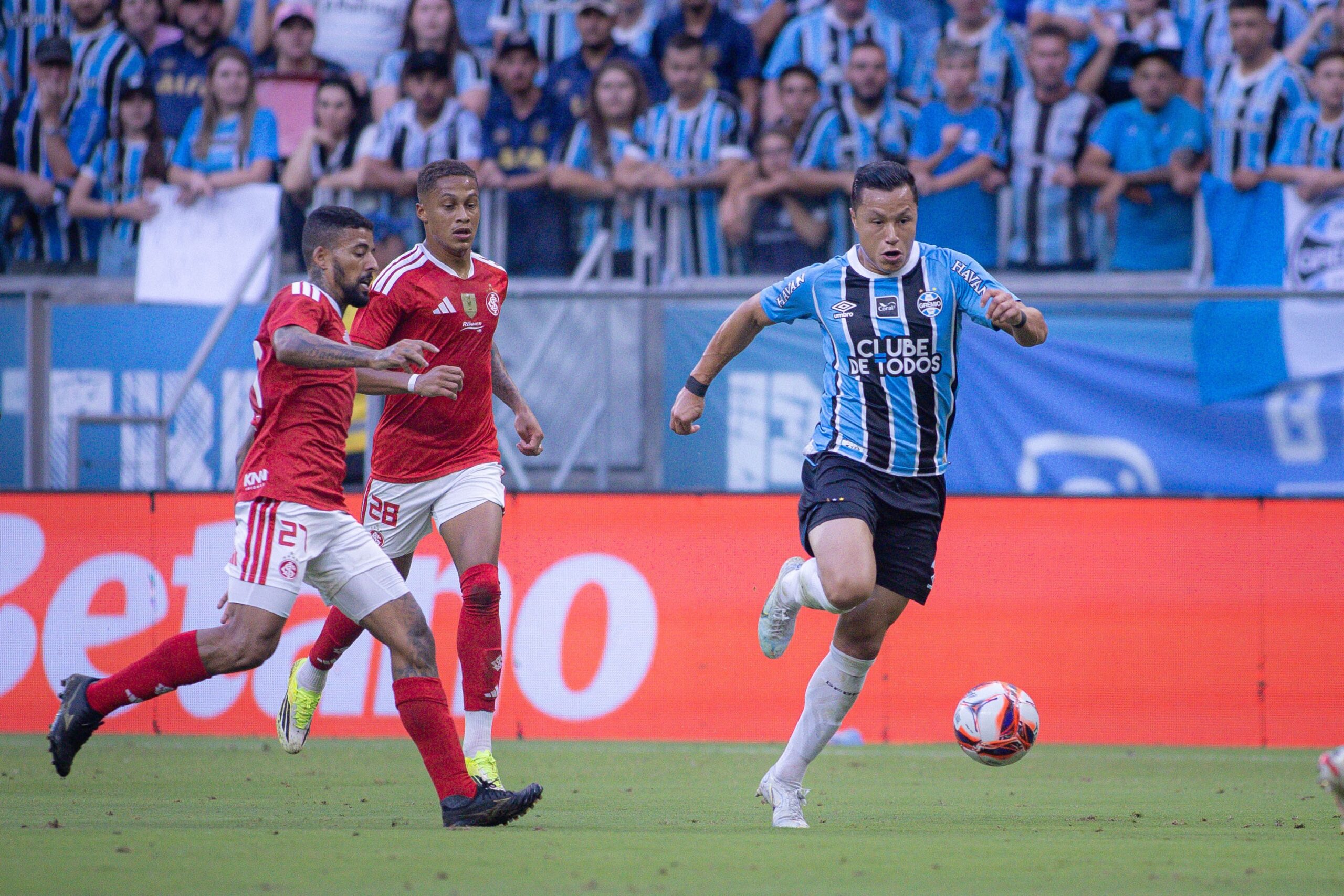 Vitória do Grêmio transcende lance mais emblemático do Gre-Nal