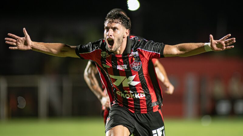 Martínez faz Vitória mudar esquema, tem sequência no time titular e ganha elogios do chefe