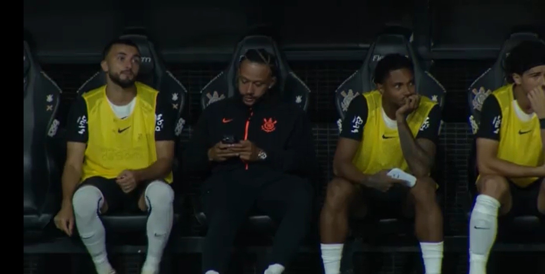 Memphis é denunciado no STJD por uso de celular em Corinthians x Flamengo e pode pegar gancho