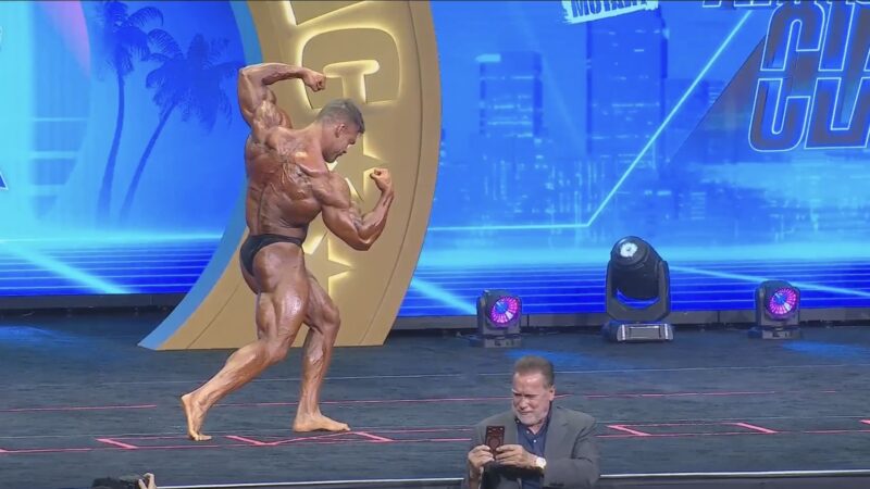 Fisiculturista brasileiro é tietado por Arnold Schwarzenegger em apresentação: “Ótima forma”