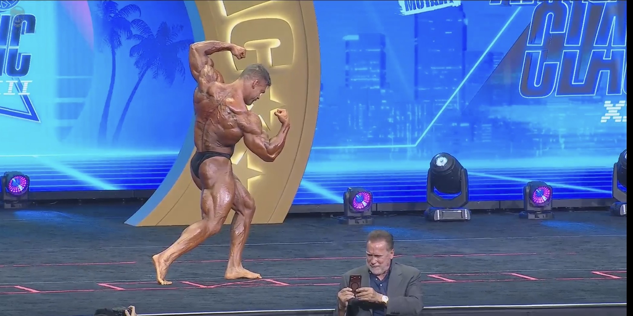 Fisiculturista brasileiro é tietado por Arnold Schwarzenegger em apresentação: “Ótima forma”