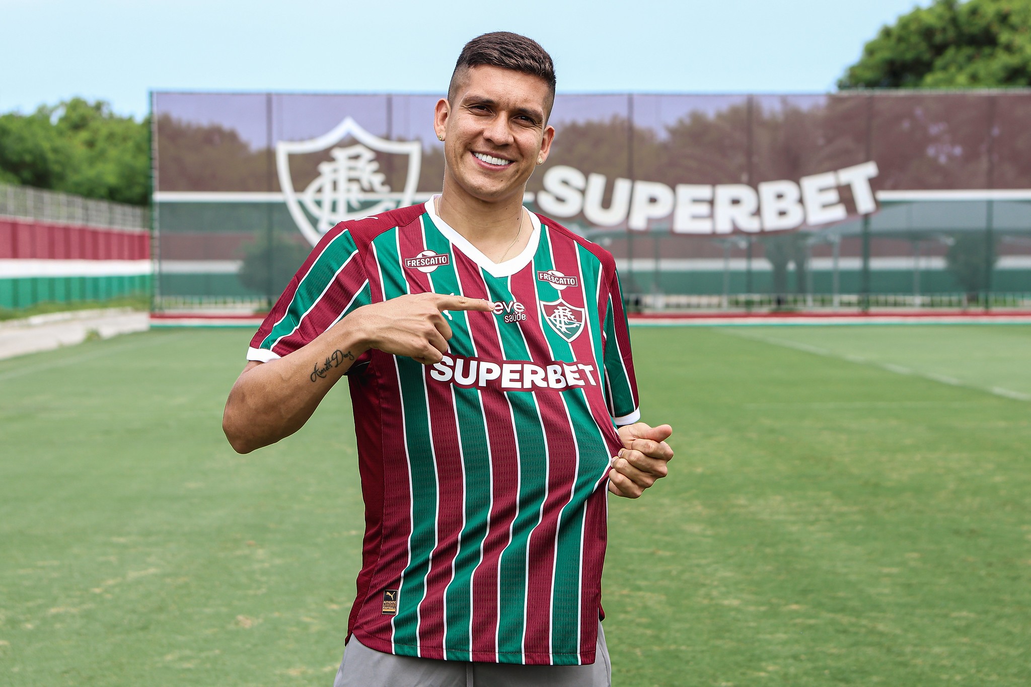 Fluminense anuncia a contratação do zagueiro Julián Millán