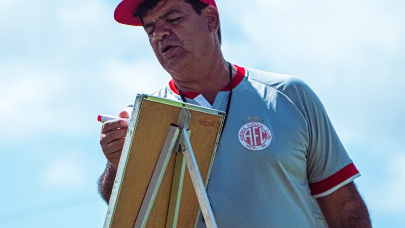 Esquema preferido, ex-zagueiro e duas licenças… Conheça Moacir Júnior, novo técnico do CSA