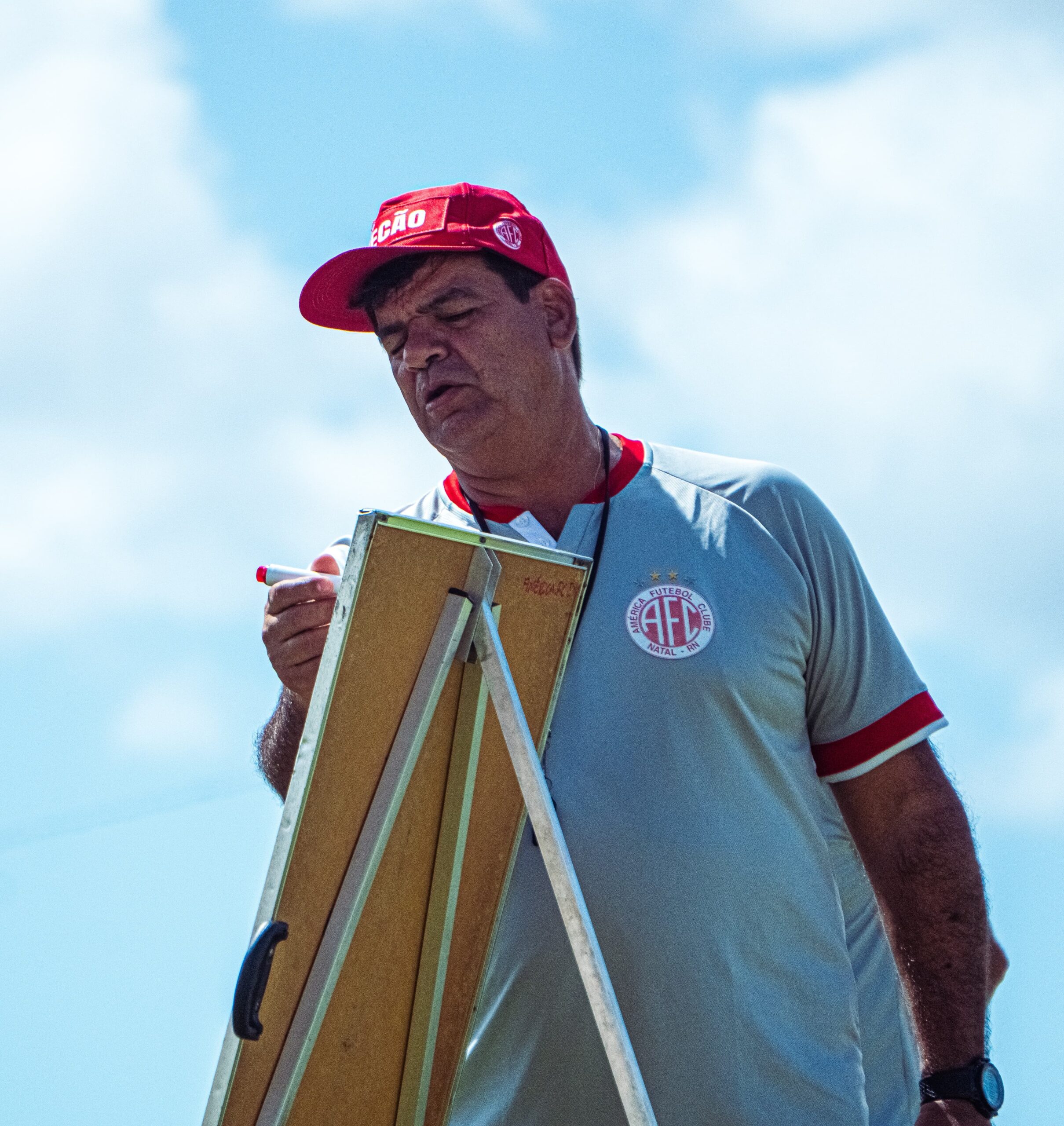 Esquema preferido, ex-zagueiro e duas licenças… Conheça Moacir Júnior, novo técnico do CSA