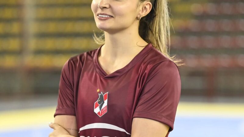 Após temporada em Portugal, Natália Detoni retorna ao futsal catarinense