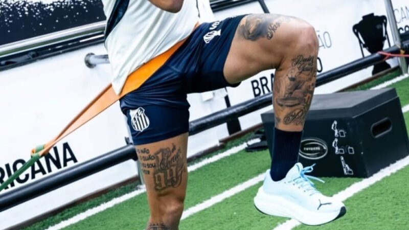 Neymar vai ao CT e treina parte física em dia de folga do Santos