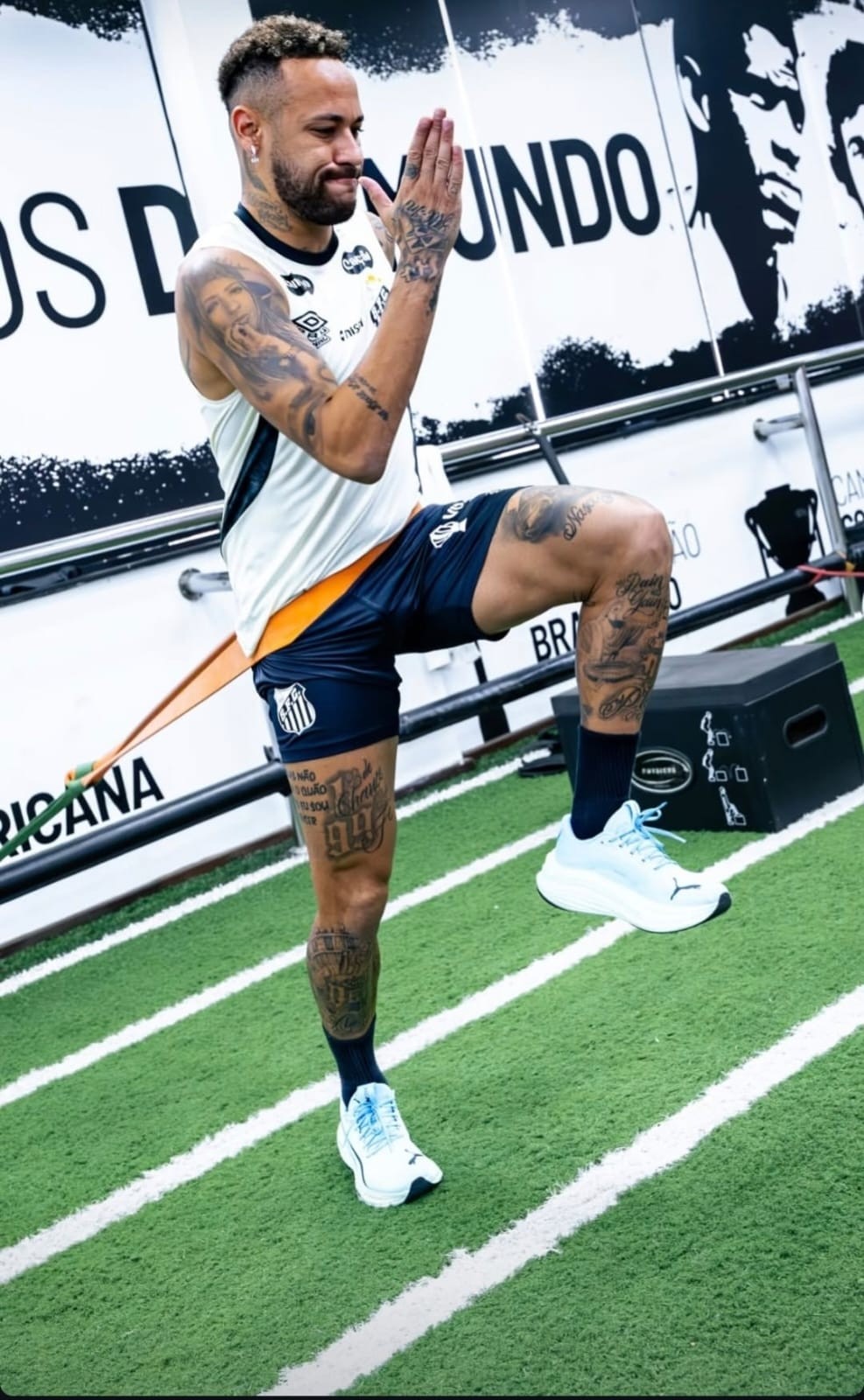 Neymar vai ao CT e treina parte física em dia de folga do Santos