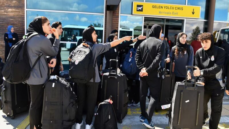 Jogadoras da seleção feminina do Irã voltam ao país após desistirem de pedido de asilo na Austrália