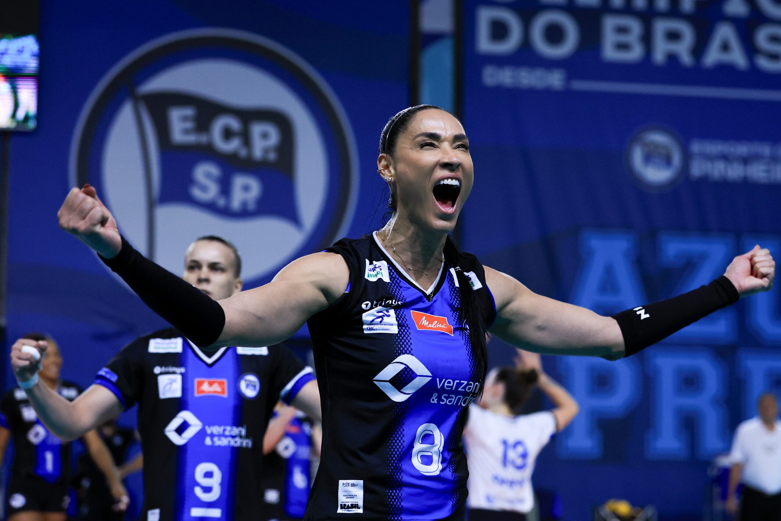 Um ano após rebaixamento, Pinheiros vence Chapecó e retorna à elite do vôlei nacional