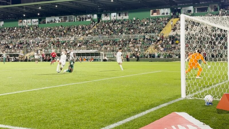 Bolasie reclama de possível pênalti não marcado contra o Corinthians: “Agora jogamos NFL”