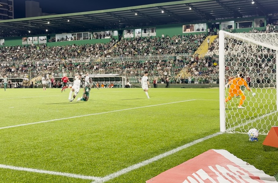 Bolasie reclama de possível pênalti não marcado contra o Corinthians: “Agora jogamos NFL”