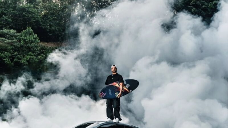 Italo Ferreira apresenta nova prancha inspirada em carro da Fórmula 1